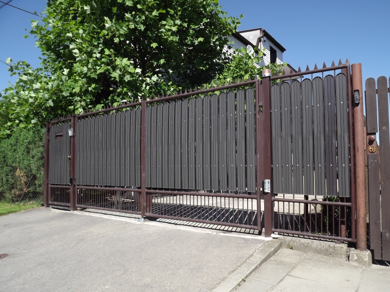 Ogrodzenia plastikowe zapewniają dodatkowo bezpieczństwo w naszego „zamku”.
