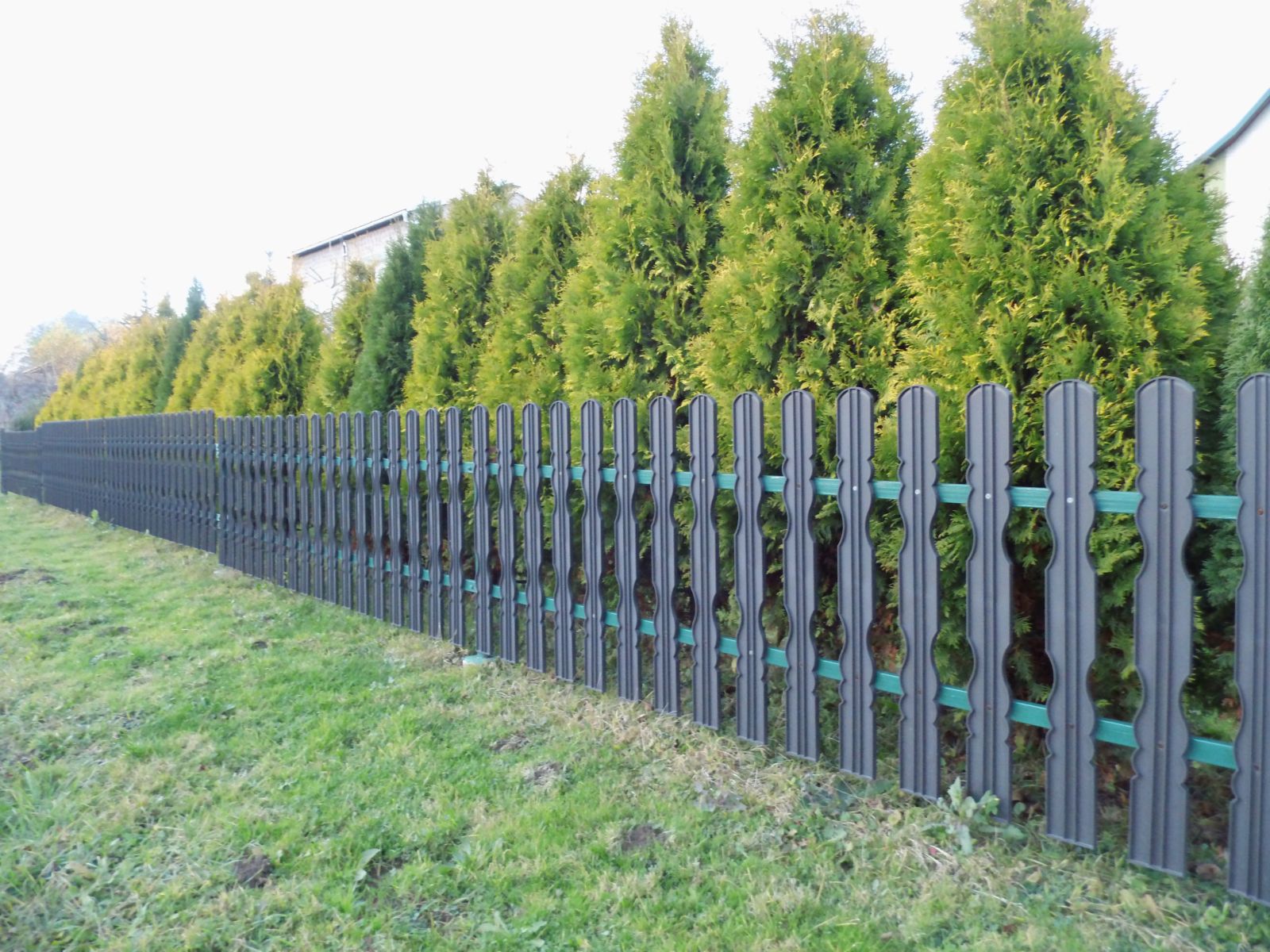 Ogrodzenia plastikowe zapewniają też ochrona w budynku.