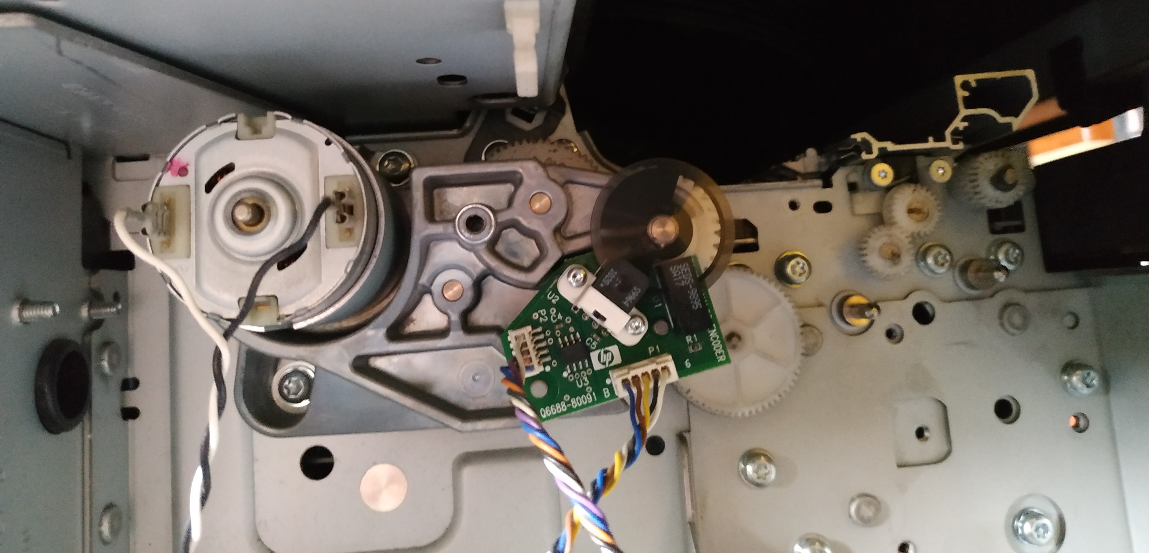 Wnętrze - naprawa ploterów wiele części mechanicznych. Obraz za https://akte.com.pl/naprawa-i-serwis-plotterow-hp/ 