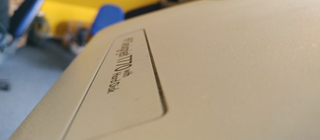 Techniczna obsługa i naprawa ploterów. Obraz za https://akte.com.pl/naprawa-i-serwis-plotterow-hp/